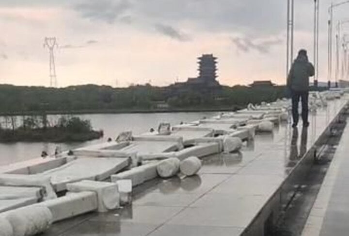 Cầu gần 700 tỷ đồng ở Trung Quốc mới xây đã bị gió thổi sập- Ảnh 1.