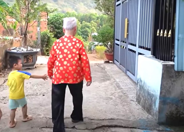 Cụ bà 102 tuổi vẫn ‘hít đất’ hằng ngày, đi xe máy hàng chục cây số- Ảnh 4.
