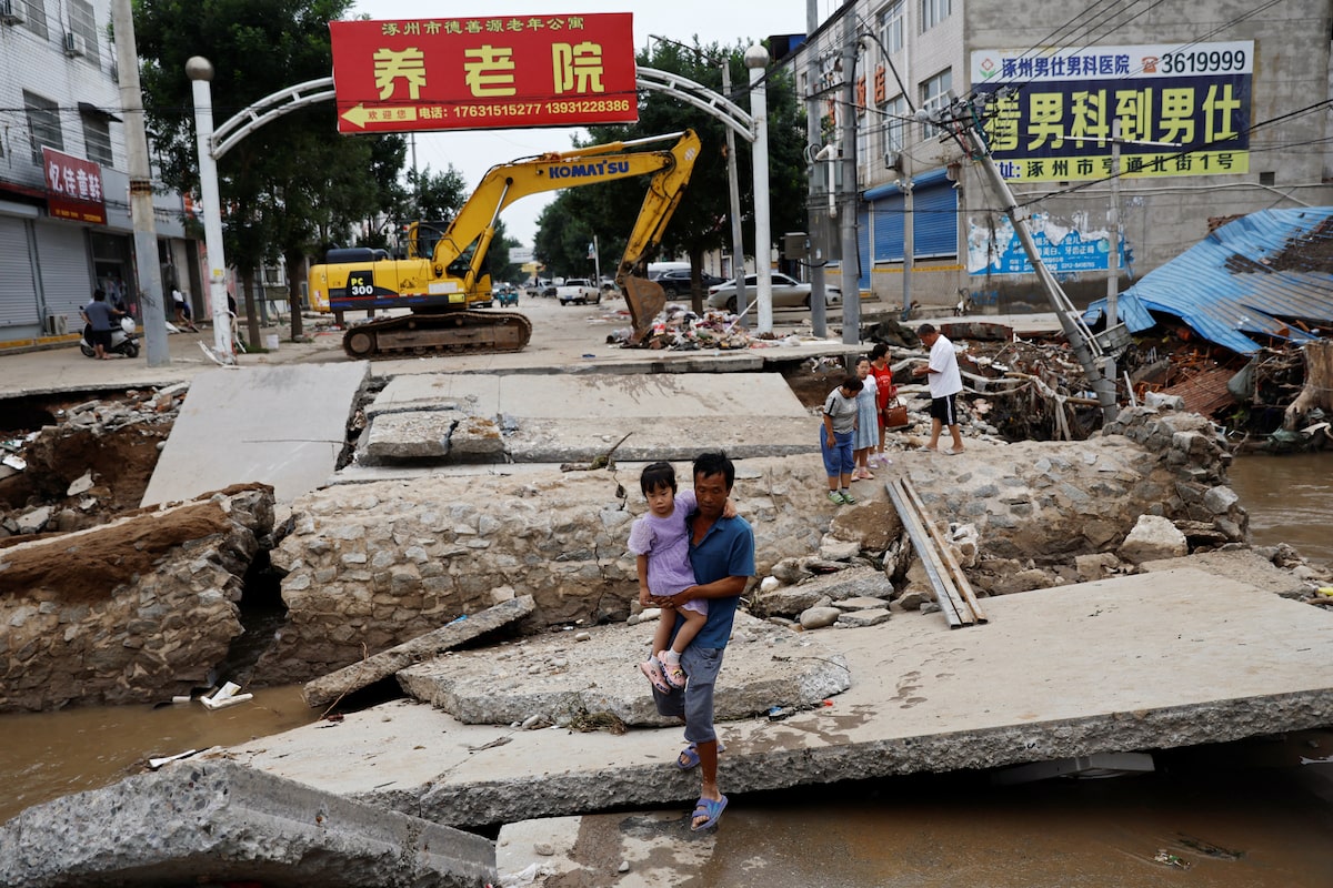 Ảnh chụp sau một trận mưa lũ ở TP Trác Châu, tỉnh Hà Bắc, Trung Quốc. Ảnh: Reuters