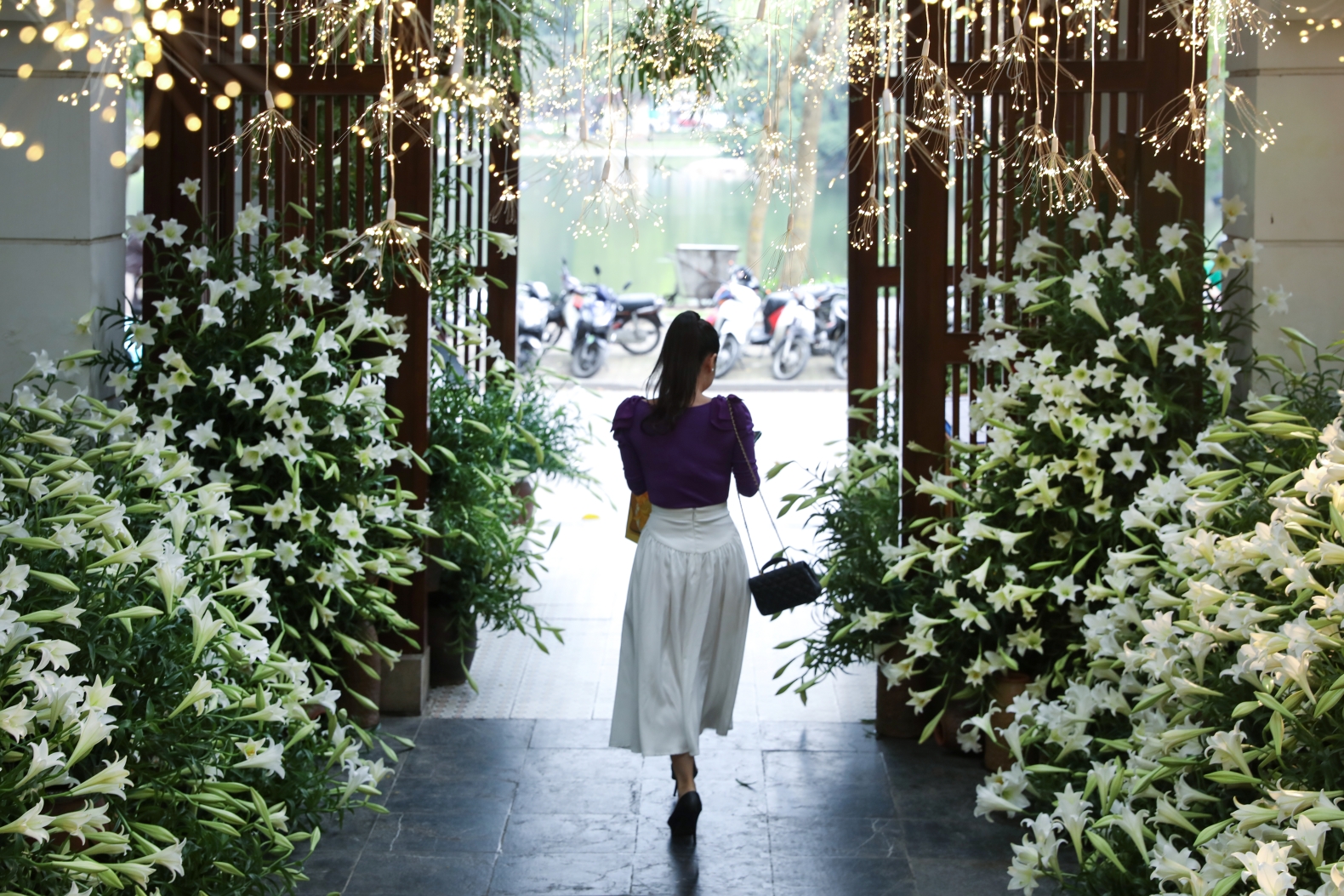 Cả nghìn người check-in tại con đường 5.000 bông hoa giữa thủ đô: Loài hoa “nữ hoàng tháng 4” của người Hà Nội- Ảnh 10.