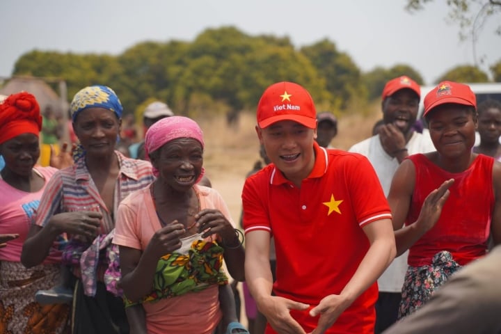 Trước khi mất kênh YouTube, đối mặt tổn thất khủng, Quang Linh Vlogs rực rỡ: Đầu tư 4 tỷ đồng cho trang trại 14 ha ở Angola, làm phó chủ tịch, sánh bước bên hoa hậu Thuỳ Tiên- Ảnh 1.