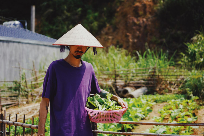 Thái độ của bố mẹ Hoàng Thùy Linh với Đen Vâu thể hiện qua hành động này khi 2 con về thăm nhà- Ảnh 1.