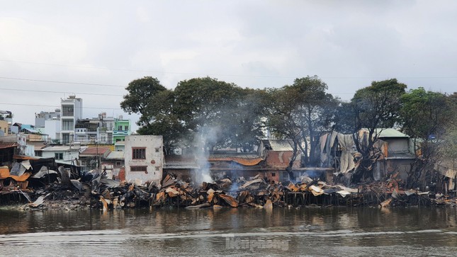 Hiện trường tan hoang sau vụ cháy dãy nhà ven kênh Tàu Hủ- Ảnh 1.