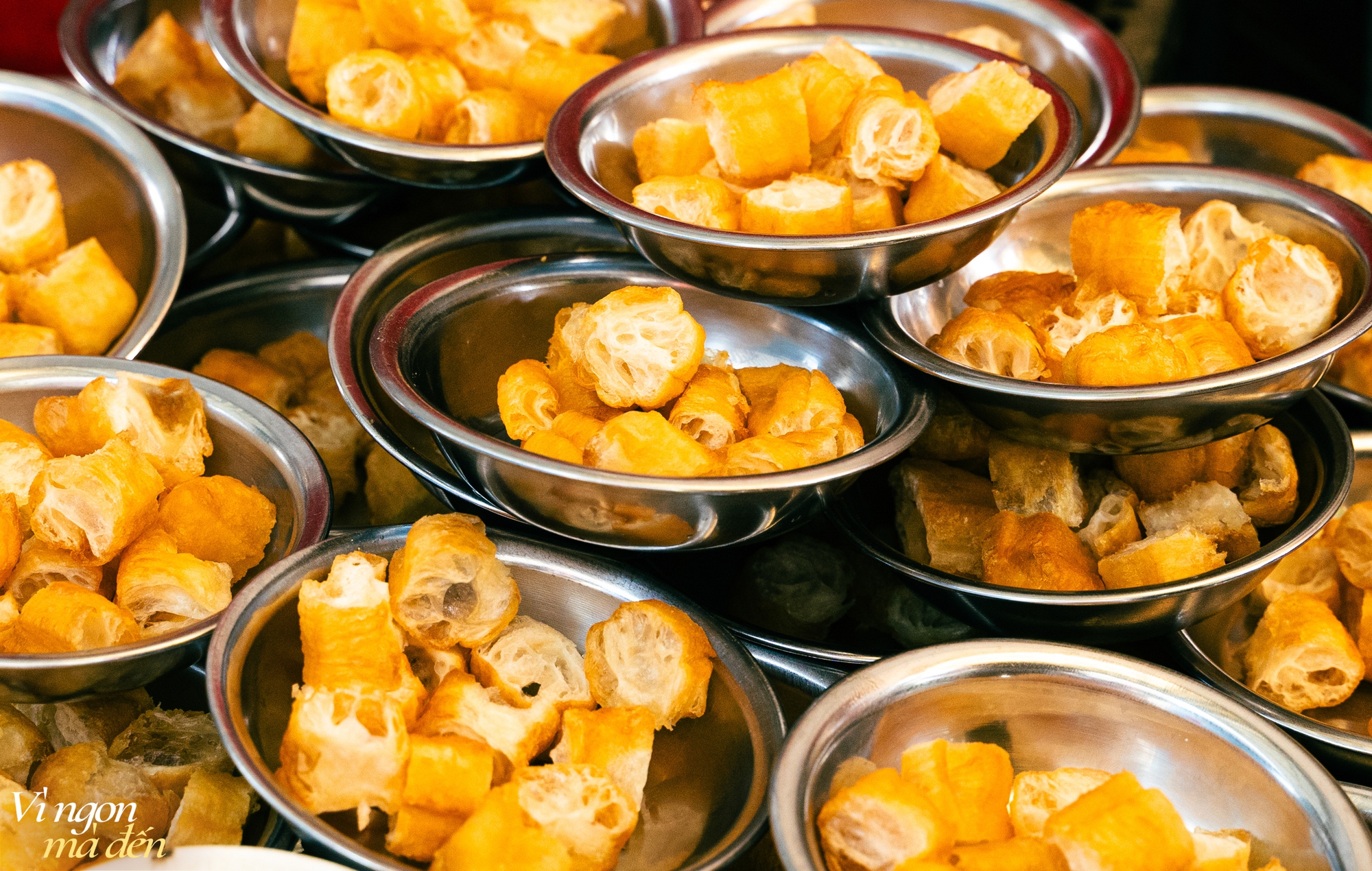 Tiệm hoành thánh lá đặc biệt ăn cùng tôm khô của cô chủ vui tính, bán 10 nồi trong 2 tiếng là hết hàng, nhất quyết không mở thêm vì... Tiệm hoành thánh lá đặc biệt ăn cùng tôm khô của cô chủ vui tính, bán 10 nồi trong 2 tiếng là hết hàng, nhất quyết không mở thêm vì...