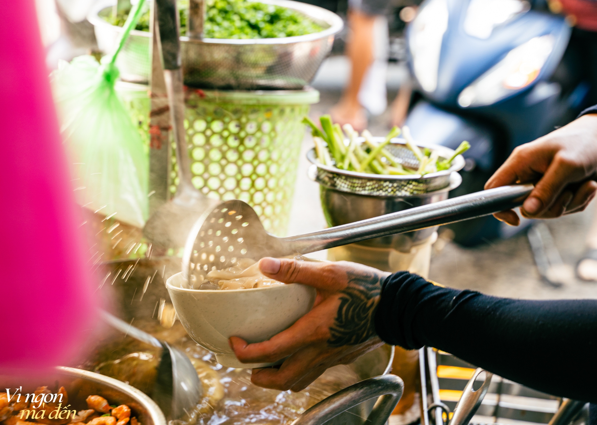 Tiệm hoành thánh lá đặc biệt ăn cùng tôm khô của cô chủ vui tính, bán 10 nồi trong 2 tiếng là hết hàng, nhất quyết không mở thêm vì... Tiệm hoành thánh lá đặc biệt ăn cùng tôm khô của cô chủ vui tính, bán 10 nồi trong 2 tiếng là hết hàng, nhất quyết không mở thêm vì...