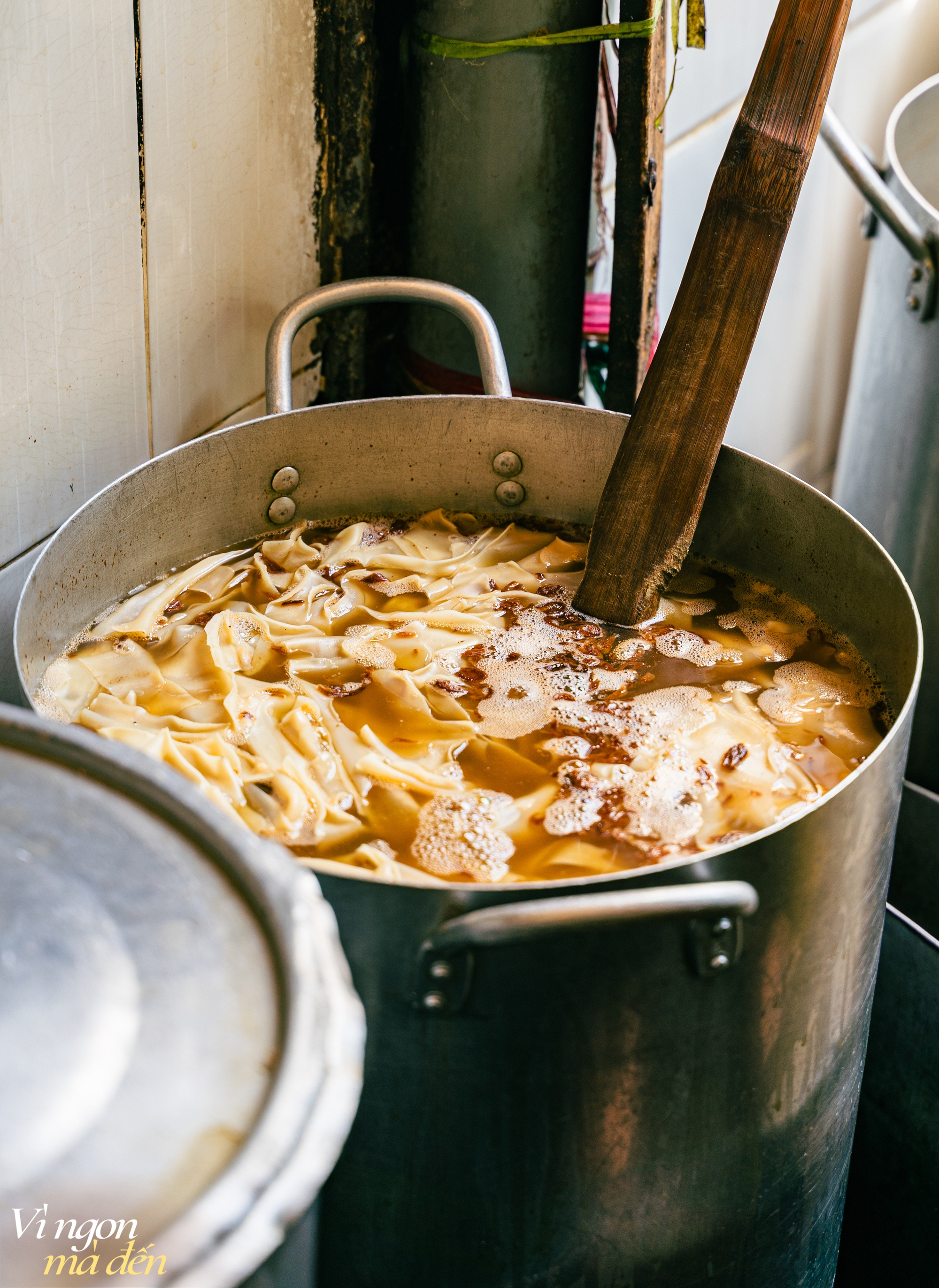 Tiệm hoành thánh lá đặc biệt ăn cùng tôm khô của cô chủ vui tính, bán 10 nồi trong 2 tiếng là hết hàng, nhất quyết không mở thêm vì... Tiệm hoành thánh lá đặc biệt ăn cùng tôm khô của cô chủ vui tính, bán 10 nồi trong 2 tiếng là hết hàng, nhất quyết không mở thêm vì...