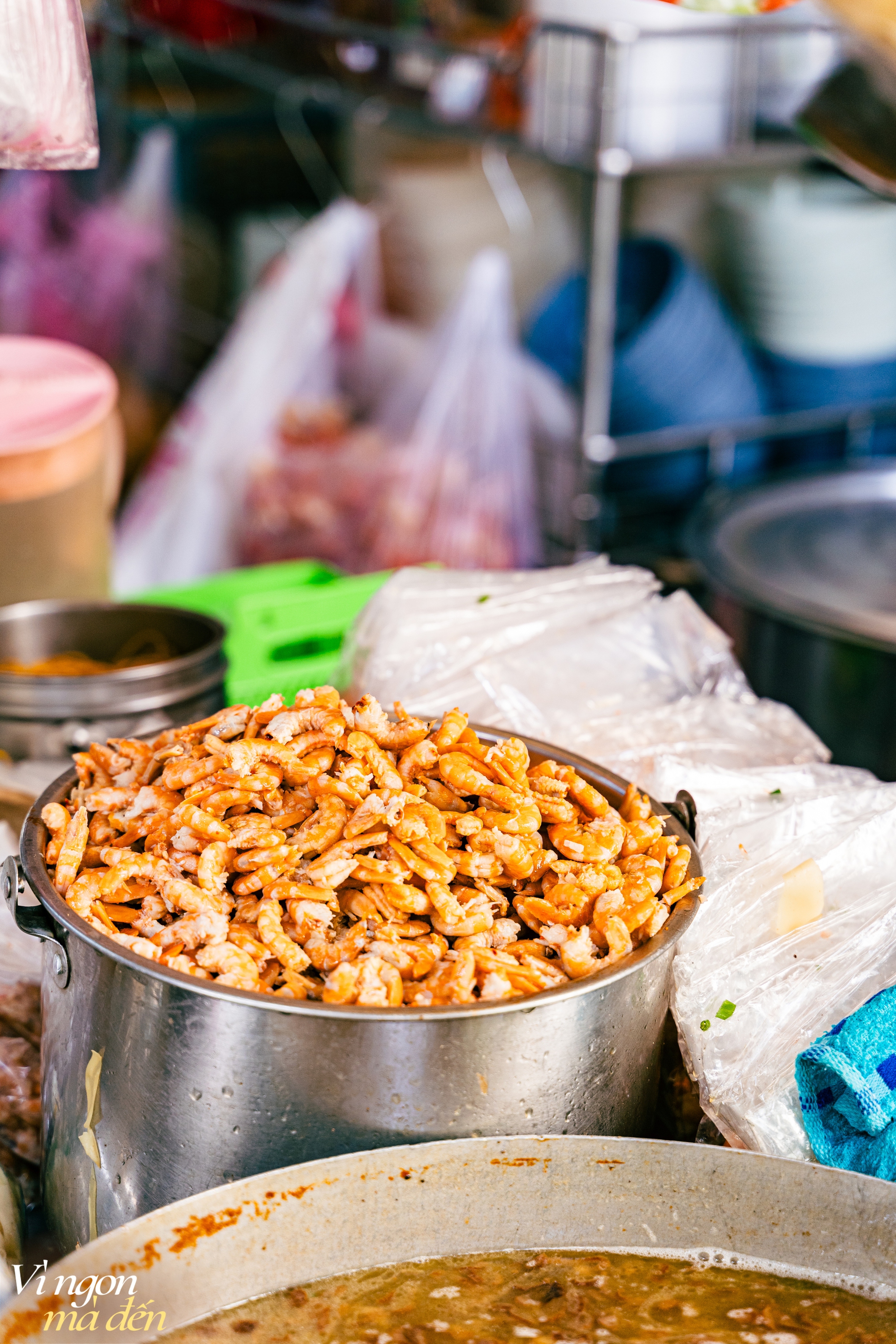 Tiệm hoành thánh lá đặc biệt ăn cùng tôm khô của cô chủ vui tính, bán 10 nồi trong 2 tiếng là hết hàng, nhất quyết không mở thêm vì... Tiệm hoành thánh lá đặc biệt ăn cùng tôm khô của cô chủ vui tính, bán 10 nồi trong 2 tiếng là hết hàng, nhất quyết không mở thêm vì...