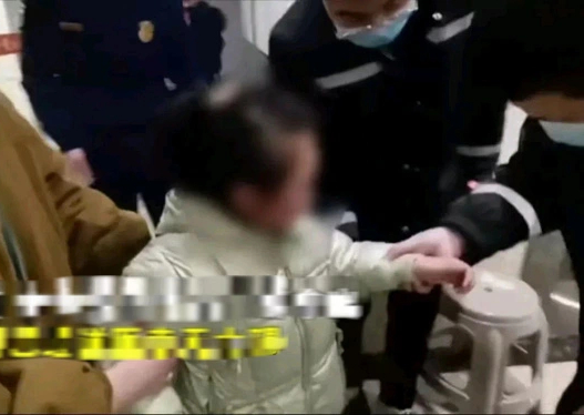 Bé gái bị kẹp tay vào cửa siêu thị, gào khóc thảm thiết nhưng nhân viên không cho giải cứu: Lý do đằng sau gây phẫn nộ- Ảnh 2. Bé gái bị kẹp tay vào cửa siêu thị, gào khóc thảm thiết nhưng nhân viên không cho giải cứu: Lý do đằng sau gây phẫn nộ- Ảnh 2.