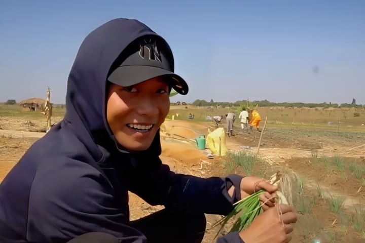 Trước khi mất kênh YouTube, đối mặt tổn thất khủng, Quang Linh Vlogs rực rỡ: Đầu tư 4 tỷ đồng cho trang trại 14 ha ở Angola, làm phó chủ tịch, sánh bước bên hoa hậu Thuỳ Tiên- Ảnh 7.