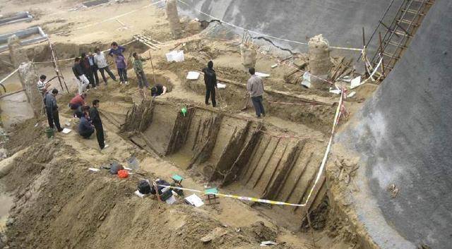 Sau trận mưa lớn công nhân tìm thấy manh mối xác tàu cổ 700 năm: Bên trong có 