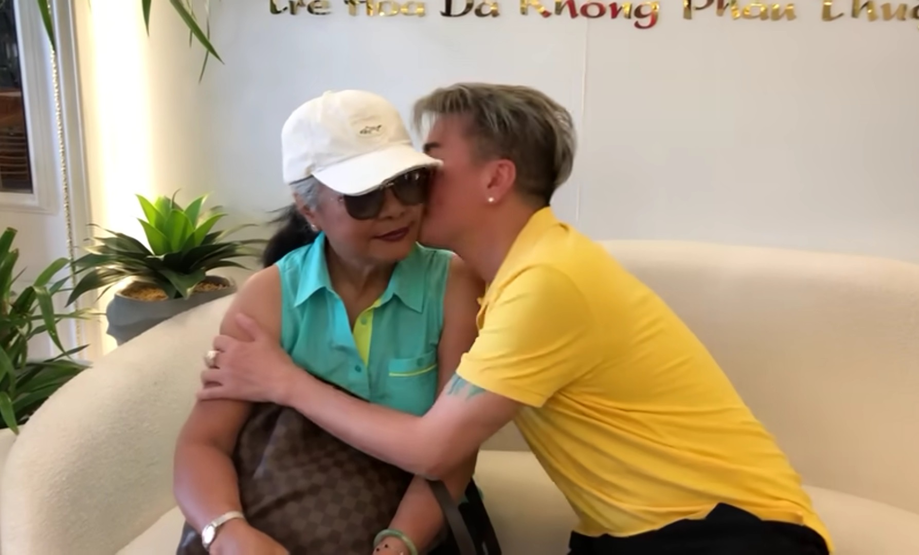 Nữ nghệ sĩ 72 tuổi được Đàm Vĩnh Hưng ôm hôn: 