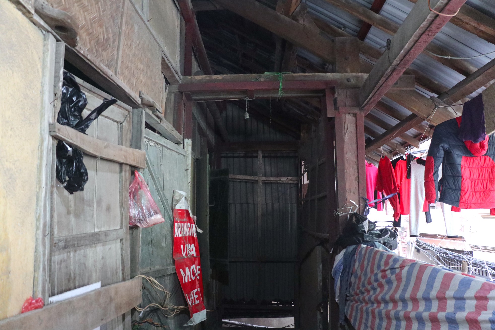 Cuộc sống trong những căn tập thể gỗ 70 tuổi 'chờ sập' ở Hà Nội- Ảnh 1.