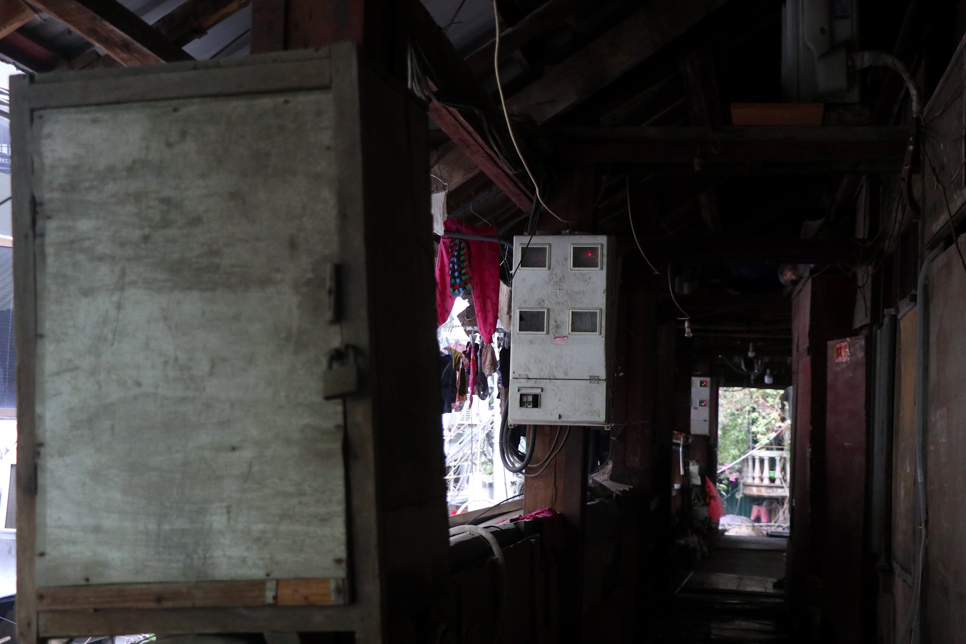 Cuộc sống trong những căn tập thể gỗ 70 tuổi 'chờ sập' ở Hà Nội- Ảnh 6.