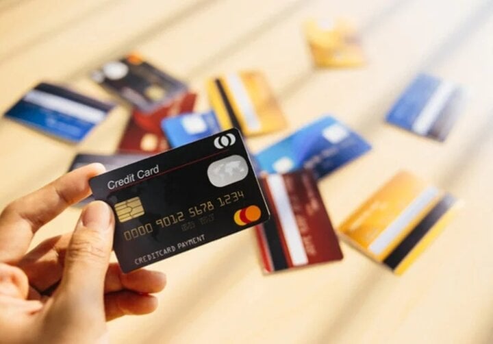 Không còn tiền trong tài khoản, khóa thẻ hay giữ lại sẽ an toàn hơn?- Ảnh 1.