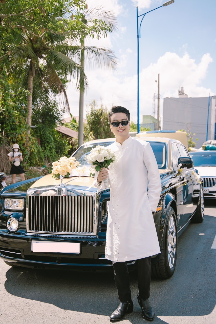 Đám cưới TiTi (HKT) tại Cần Thơ: Chú rể điển trai đón dâu bằng Rolls-Royce, dàn sính lễ bạc tỷ gây choáng- Ảnh 1.