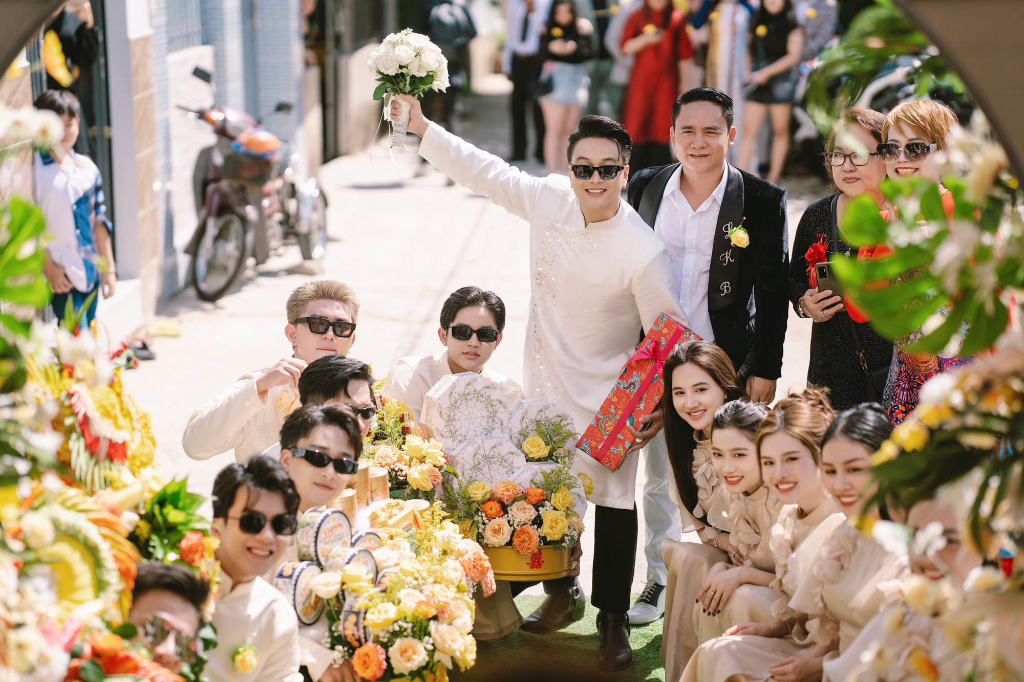 Đám cưới TiTi (HKT) tại Cần Thơ: Chú rể điển trai đón dâu bằng Rolls-Royce, dàn sính lễ bạc tỷ gây choáng- Ảnh 4.