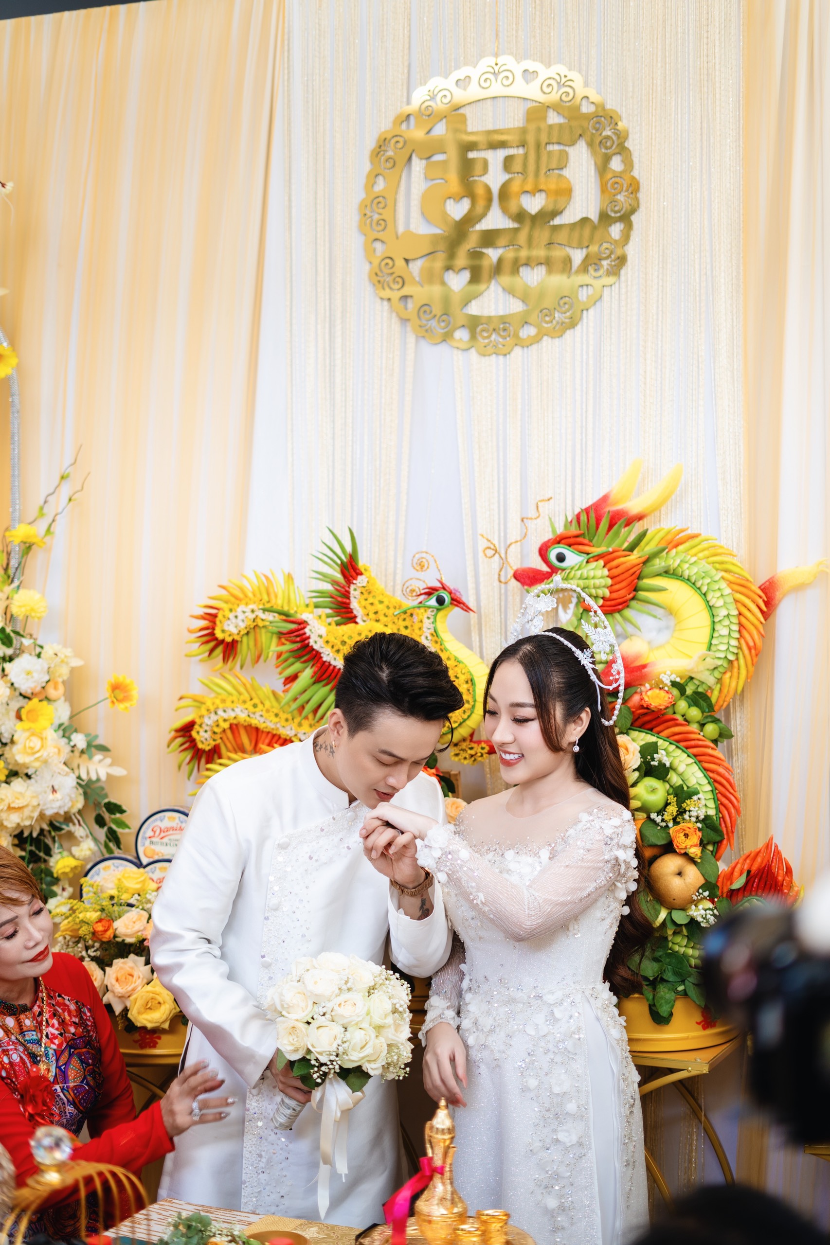 Đám cưới TiTi (HKT) tại Cần Thơ: Chú rể điển trai đón dâu bằng Rolls-Royce, dàn sính lễ bạc tỷ gây choáng- Ảnh 12.