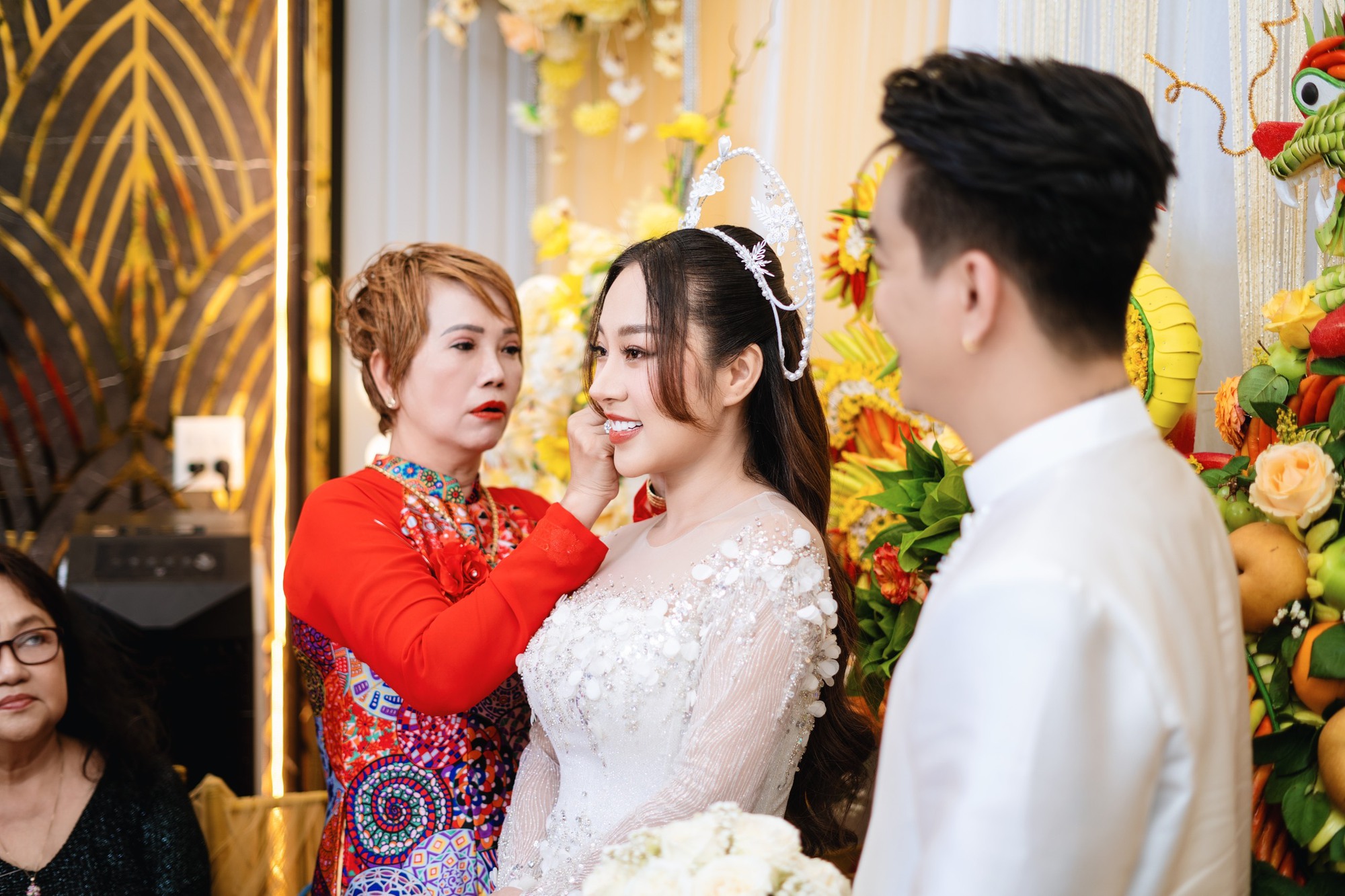 Đám cưới TiTi (HKT) tại Cần Thơ: Chú rể điển trai đón dâu bằng Rolls-Royce, dàn sính lễ bạc tỷ gây choáng- Ảnh 8.