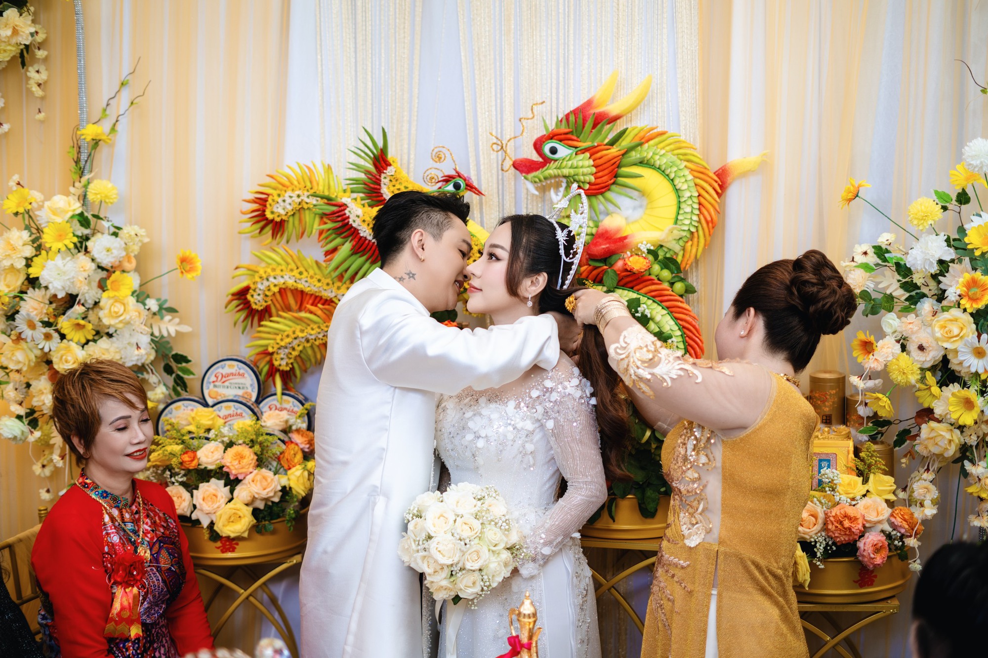 Đám cưới TiTi (HKT) tại Cần Thơ: Chú rể điển trai đón dâu bằng Rolls-Royce, dàn sính lễ bạc tỷ gây choáng- Ảnh 9.