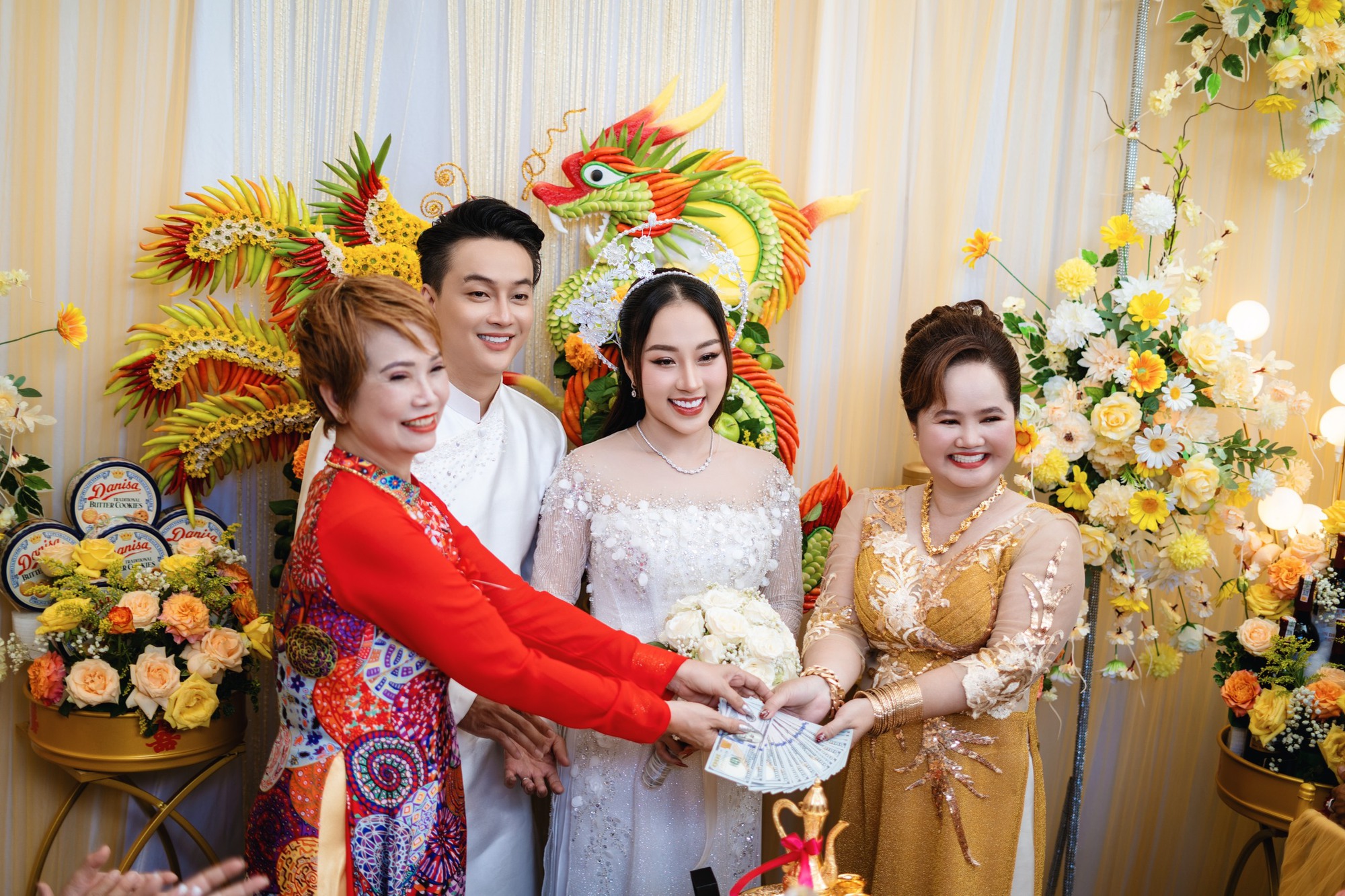 Đám cưới TiTi (HKT) tại Cần Thơ: Chú rể điển trai đón dâu bằng Rolls-Royce, dàn sính lễ bạc tỷ gây choáng- Ảnh 10.