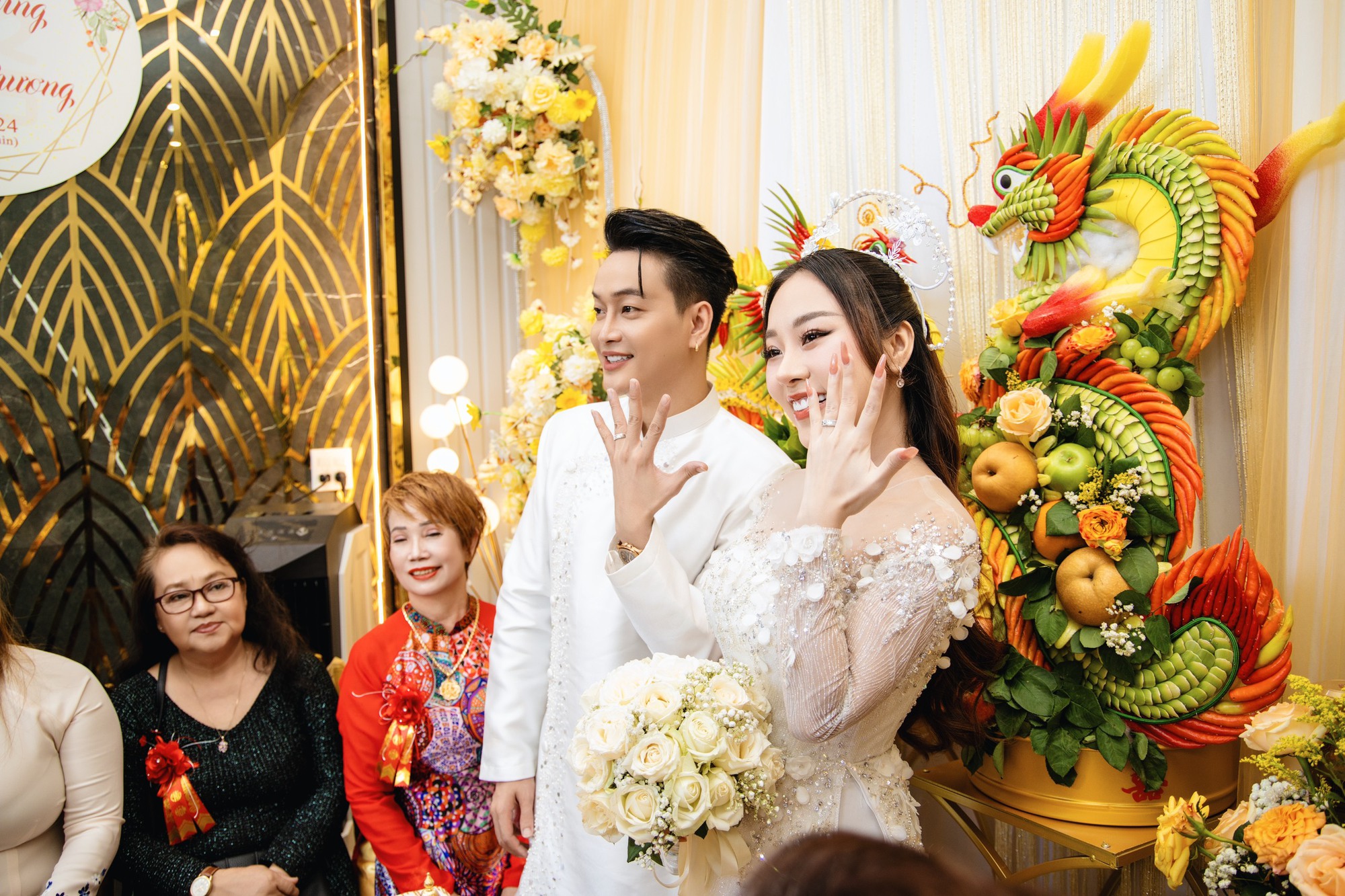 Đám cưới TiTi (HKT) tại Cần Thơ: Chú rể điển trai đón dâu bằng Rolls-Royce, dàn sính lễ bạc tỷ gây choáng- Ảnh 11.