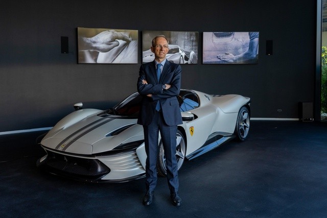 Ferrari dưới thời CEO Benedetto Vigna: Tự định vị là công ty xa xỉ, xây dựng thương hiệu dựa trên sự khan hiếm, 1 năm chỉ bán hơn 10.000 xe, hiện giá trị hơn cả Ford- Ảnh 1.