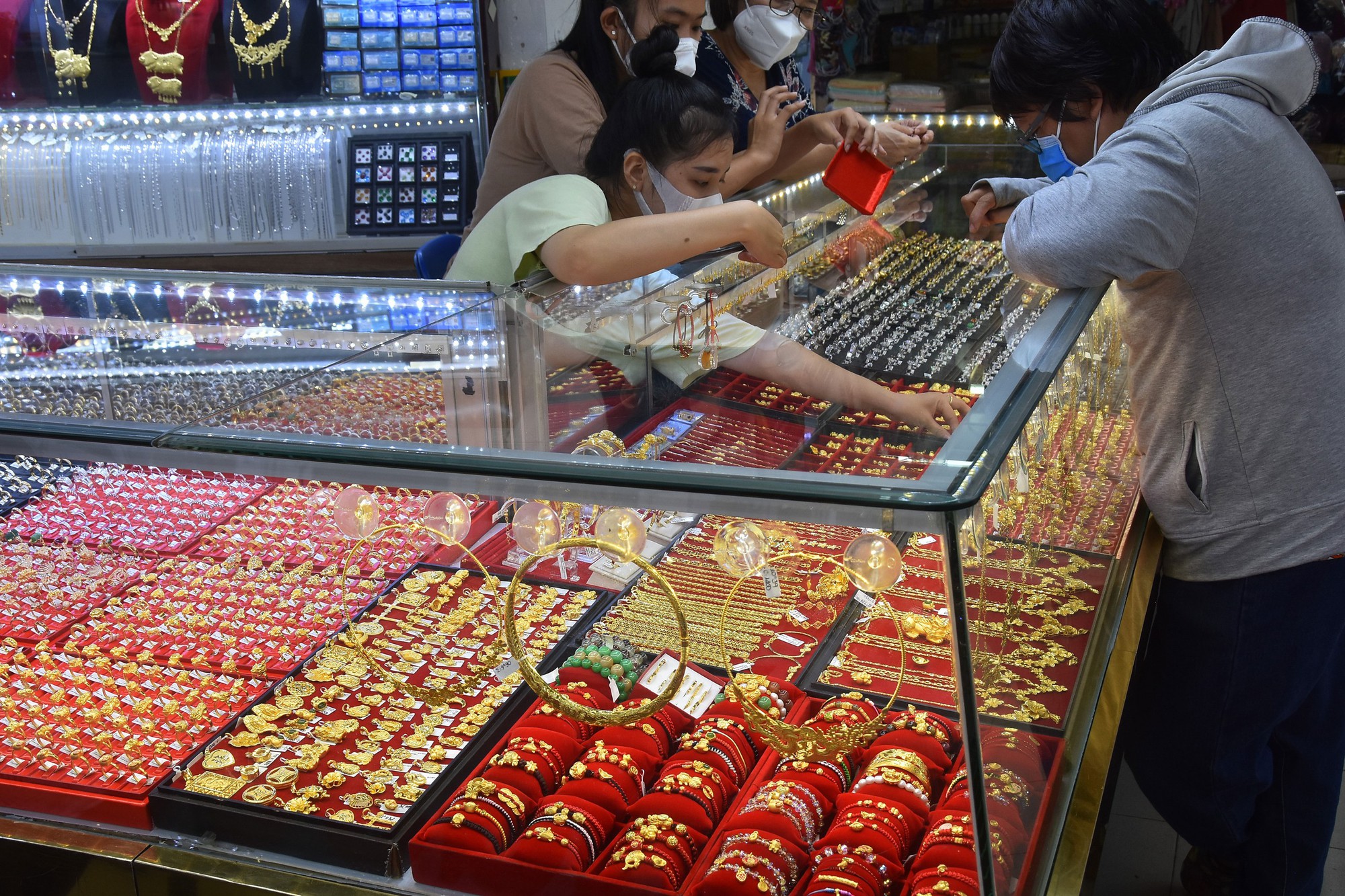 Mua bán vàng miếng tại một cửa hàng ở TP HCM Ảnh: TẤN THẠNH