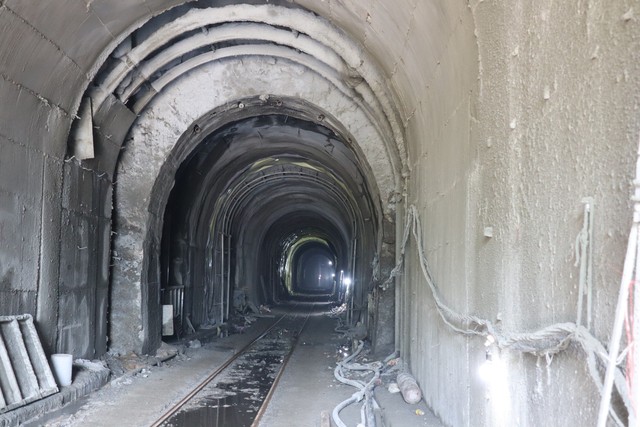 Dự kiến 18 giờ hôm nay (21-4) thông hầm đường sắt ở đèo Cả- Ảnh 2.