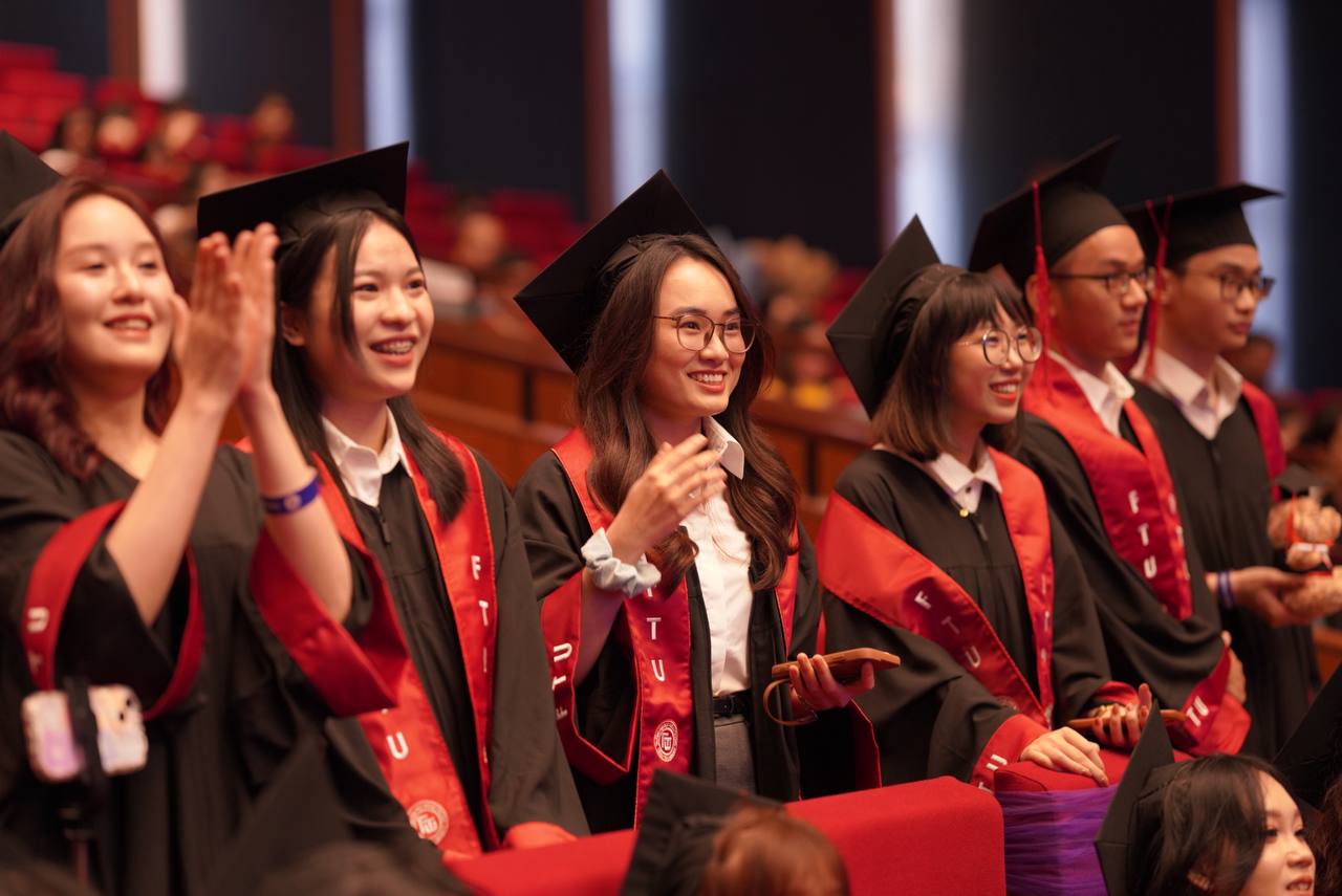 Ngắm mãi không chán chùm ảnh nữ sinh Ngoại thương trong lễ tốt nghiệp: Đúng là lò đào tạo Hoa hậu, ai cũng xinh!- Ảnh 7.