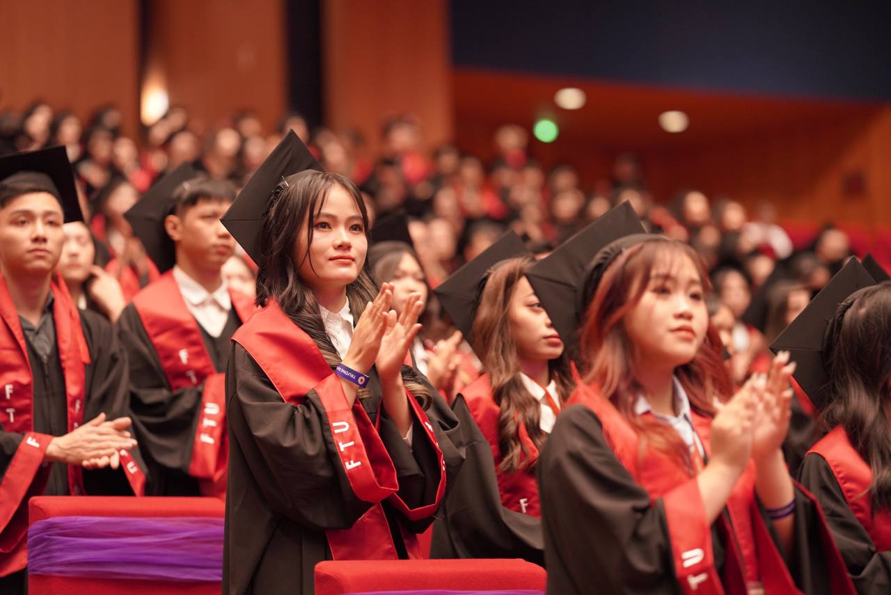 Ngắm mãi không chán chùm ảnh nữ sinh Ngoại thương trong lễ tốt nghiệp: Đúng là lò đào tạo Hoa hậu, ai cũng xinh!- Ảnh 9.