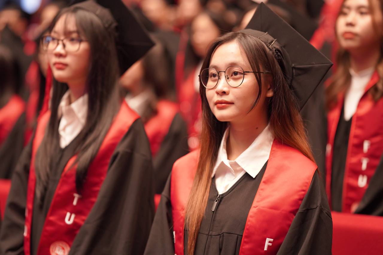 Ngắm mãi không chán chùm ảnh nữ sinh Ngoại thương trong lễ tốt nghiệp: Đúng là lò đào tạo Hoa hậu, ai cũng xinh!- Ảnh 11.