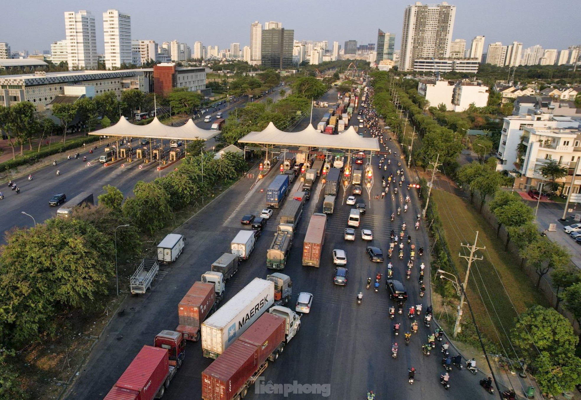 Vật vã đến 'nghẹt thở' khi di chuyển tại 2 nút giao lớn nhất TPHCM- Ảnh 11.