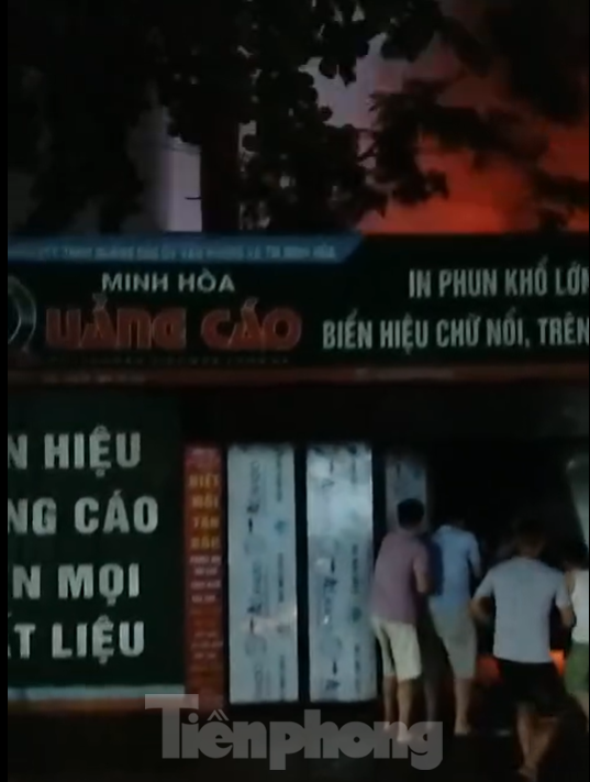 Hà Nội: Nghi vấn sét đánh bén lửa, thiêu rụi cửa hàng quảng cáo trong mưa- Ảnh 5.