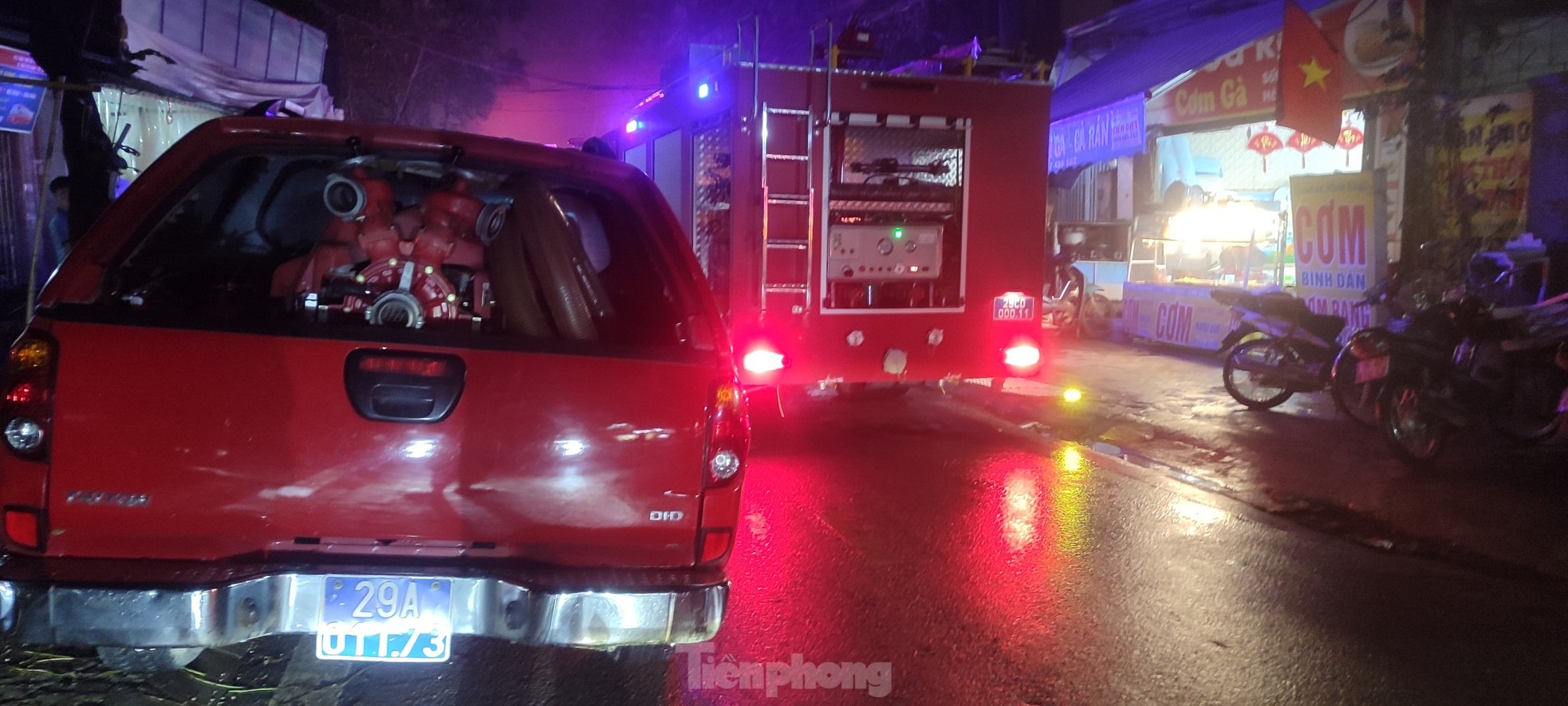 Hà Nội: Nghi vấn sét đánh bén lửa, thiêu rụi cửa hàng quảng cáo trong mưa- Ảnh 11.