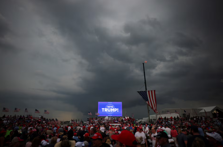 Ông Trump ngồi máy bay đọc loa báo hủy sự kiện tranh cử vì bão- Ảnh 1.