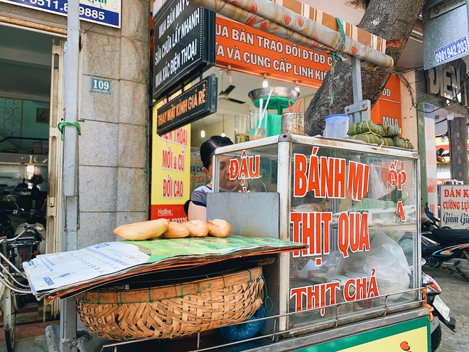 Đi ăn bánh mì heo quay Đà Nẵng theo người dân bản địa: Du khách Hà Nội bất ngờ vì độ ngon, mua liền 10 chiếc để mang về Hà Nội- Ảnh 1.