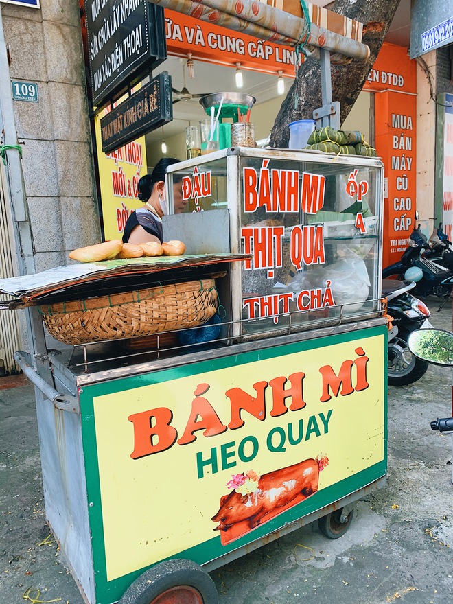 Đi ăn bánh mì heo quay Đà Nẵng theo người dân bản địa: Du khách Hà Nội bất ngờ vì độ ngon, mua liền 10 chiếc để mang về Hà Nội- Ảnh 2.