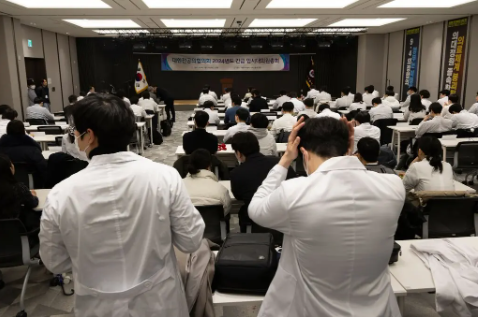Hiệu trưởng các trường y kêu gọi Chính phủ Hàn Quốc không tăng chỉ tiêu tuyển sinh- Ảnh 1.