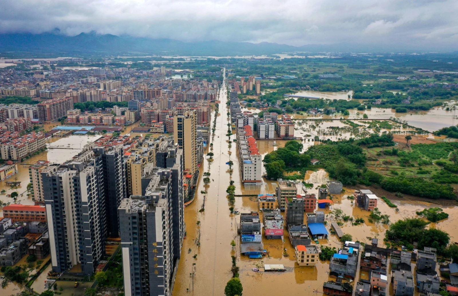 Chùm ảnh tỉnh Quảng Đông của Trung Quốc hứng chịu lũ lụt 'trăm năm có một'- Ảnh 1.