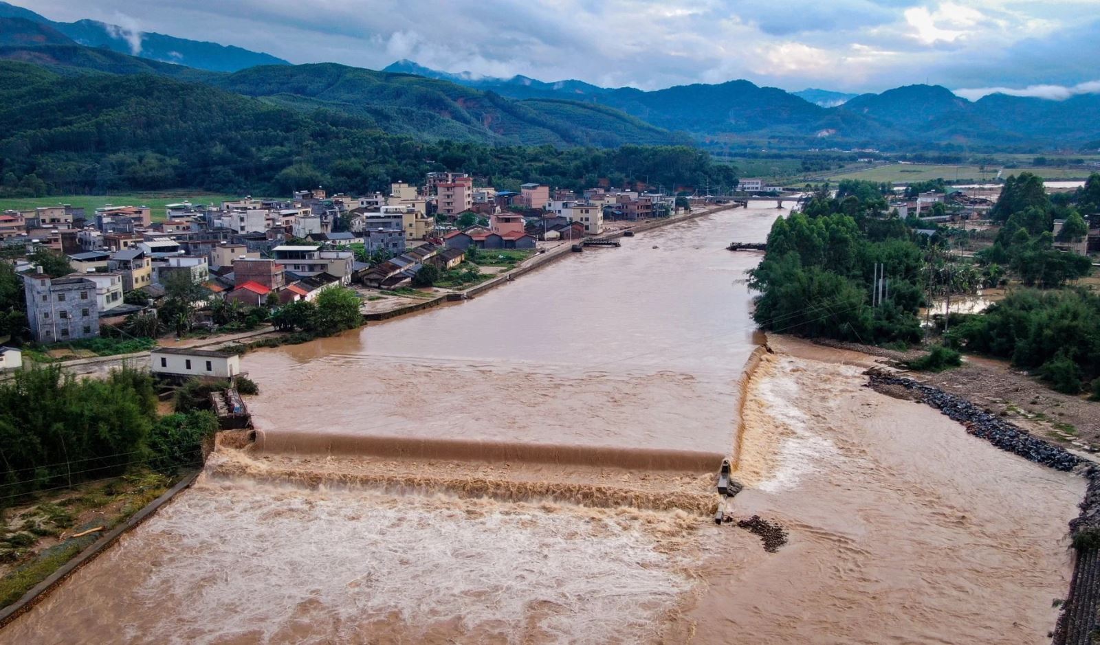 Chùm ảnh tỉnh Quảng Đông của Trung Quốc hứng chịu lũ lụt 'trăm năm có một'- Ảnh 7.