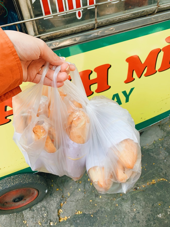 Đi ăn bánh mì heo quay Đà Nẵng theo người dân bản địa: Du khách Hà Nội bất ngờ vì độ ngon, mua liền 10 chiếc để mang về Hà Nội- Ảnh 4.