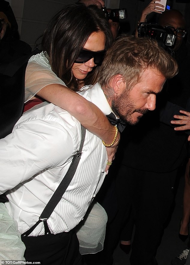 Góc chồng nhà người ta: David Beckham cõng vợ ra về sau khi tan tiệc vào lúc 2h30 sáng, quan tâm đến từng chi tiết nhỏ- Ảnh 2.