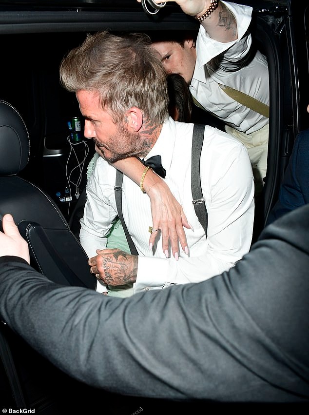 Góc chồng nhà người ta: David Beckham cõng vợ ra về sau khi tan tiệc vào lúc 2h30 sáng, quan tâm đến từng chi tiết nhỏ- Ảnh 3.