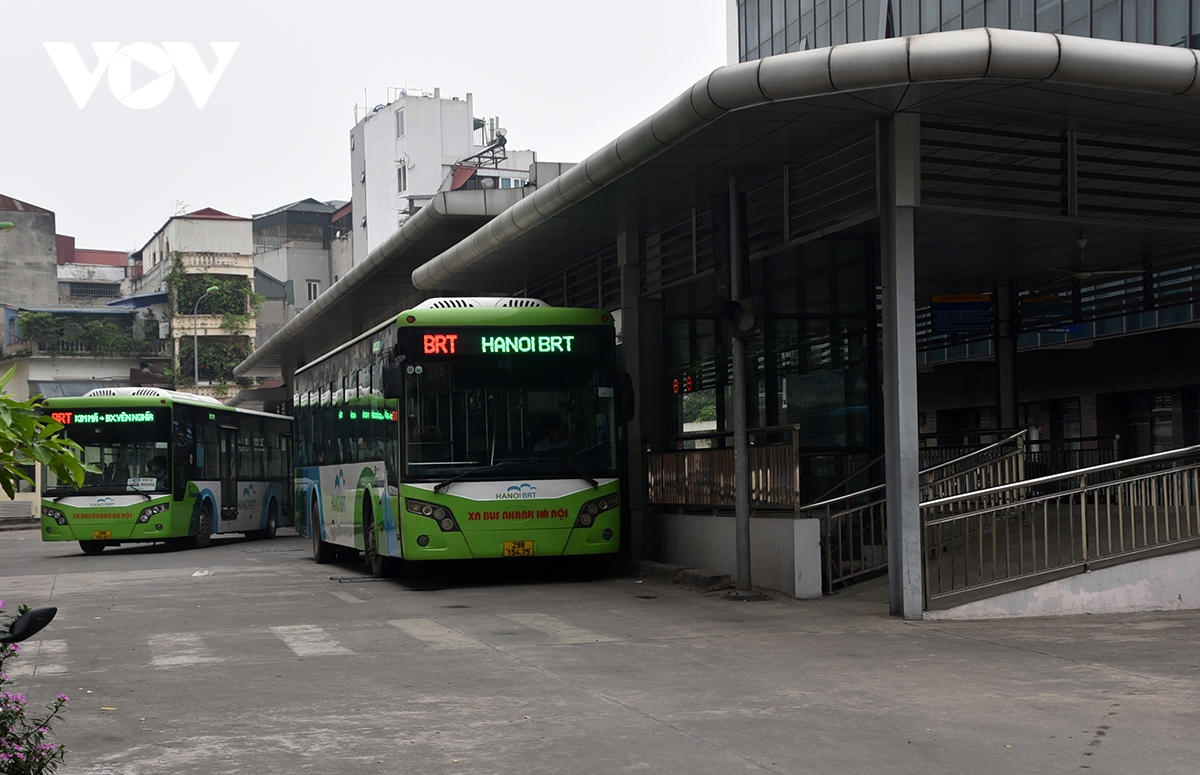 Cận cảnh tuyến buýt nhanh ở Hà Nội dự định cho nghỉ, thay bằng đường sắt đô thị- Ảnh 1.
