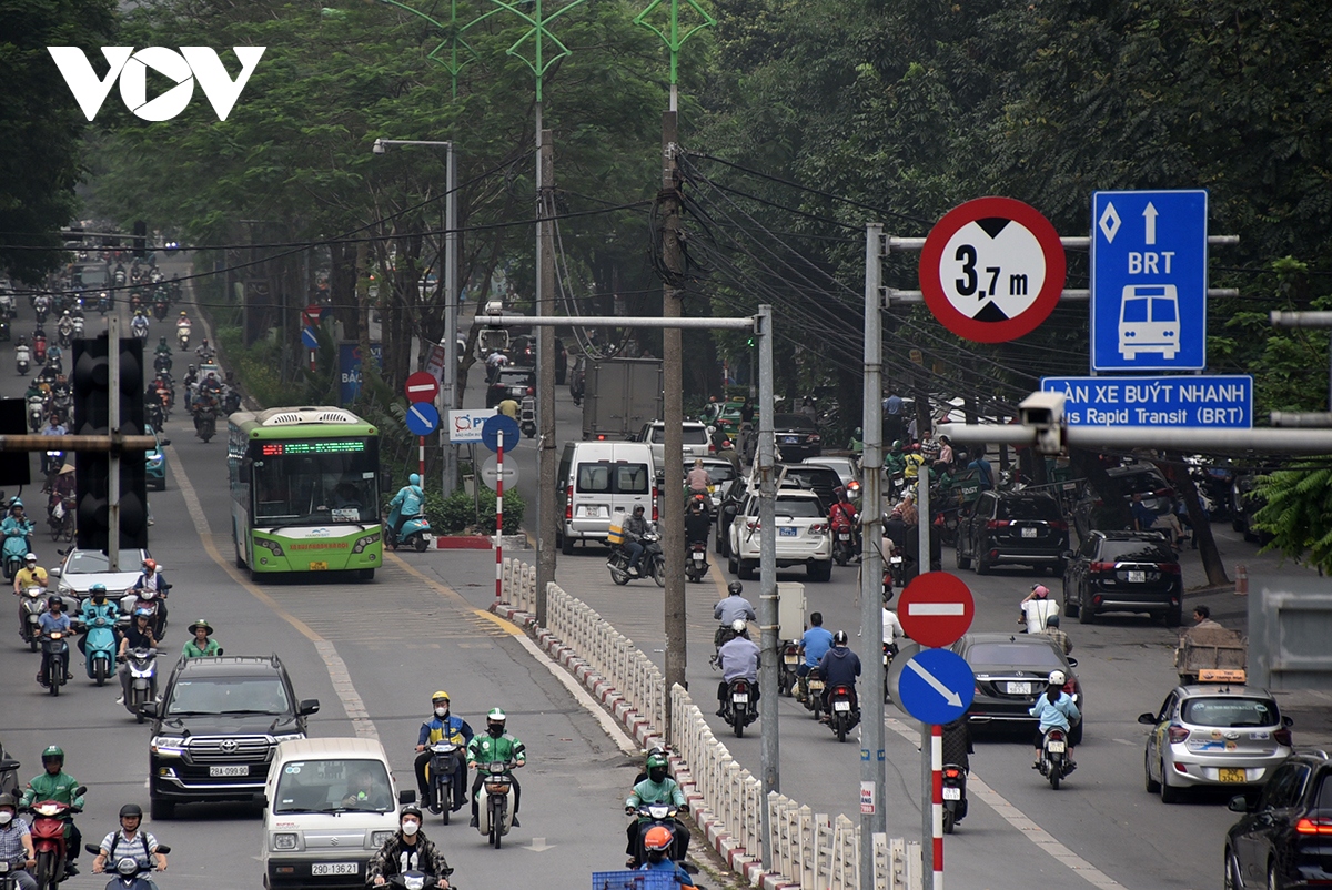 Cận cảnh tuyến buýt nhanh ở Hà Nội dự định cho nghỉ, thay bằng đường sắt đô thị- Ảnh 11.