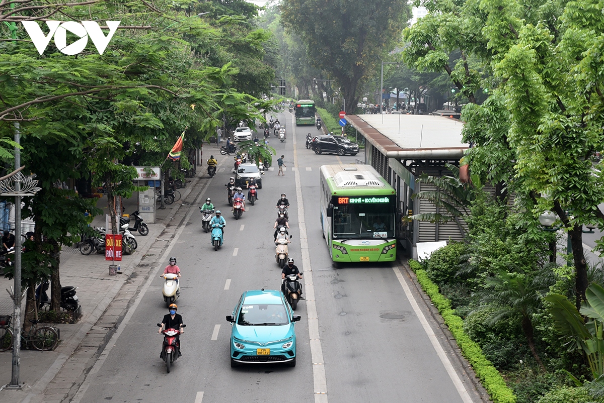 Cận cảnh tuyến buýt nhanh ở Hà Nội dự định cho nghỉ, thay bằng đường sắt đô thị- Ảnh 6.