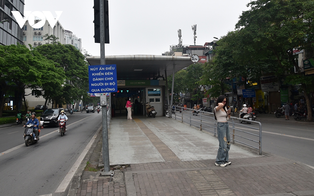 Cận cảnh tuyến buýt nhanh ở Hà Nội dự định cho nghỉ, thay bằng đường sắt đô thị- Ảnh 2.