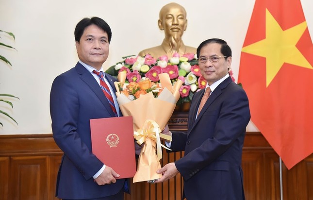 Bộ trưởng Ngoại giao Bùi Thanh Sơn bổ nhiệm hai Tổng Lãnh sự Việt Nam ở nước ngoài- Ảnh 1.