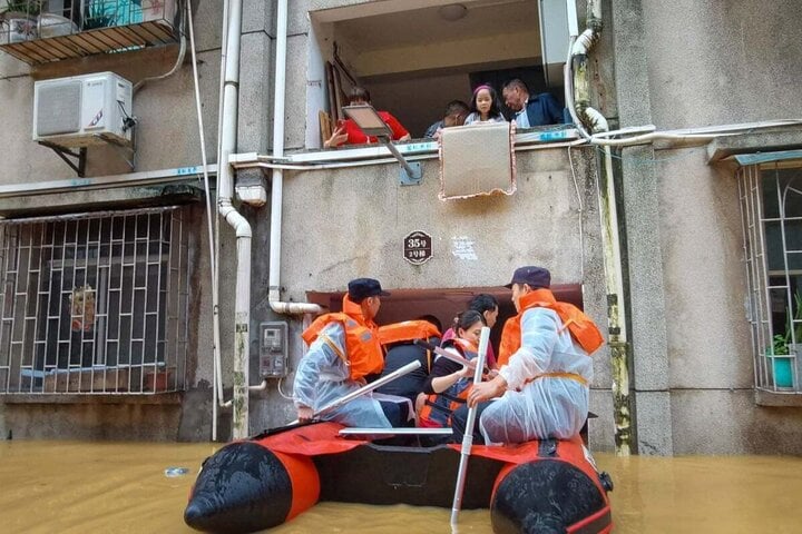 Trung Quốc ban hành cảnh báo lũ lụt 'trăm năm có một' ở Quảng Đông- Ảnh 2.