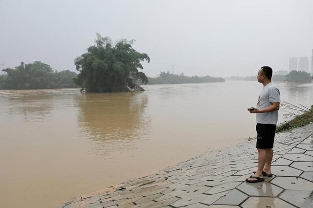 Dòng sông mênh mông nước sau mưa lớn ở Thanh Viễn, tỉnh Quảng Đông, Trung Quốc, ngày 22-4. Ảnh: Reuters